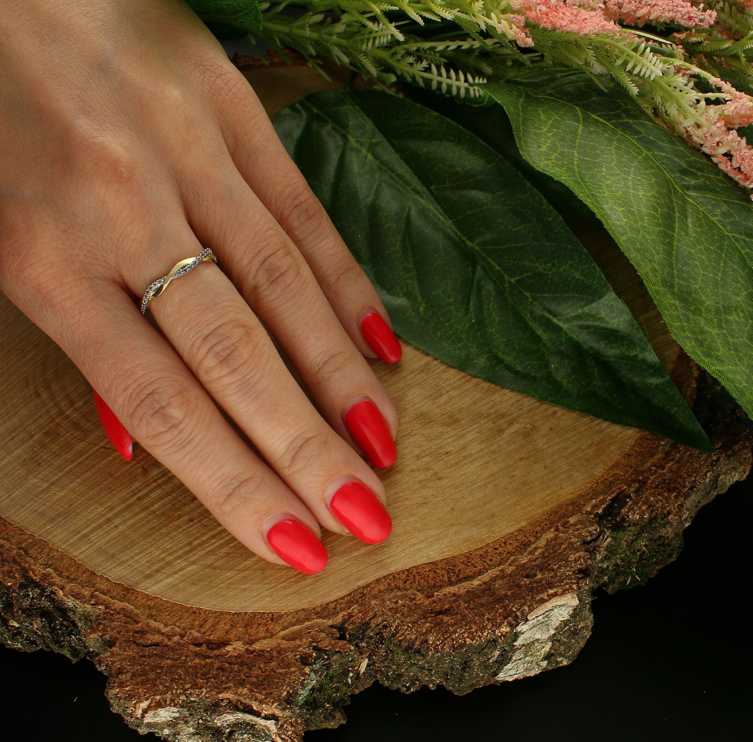 Złoty pierścionek 333 z niebieską cyrkonią PI 6056F 333 Elegancki pierścionek o nietypowej formie. Pierścionek wysadzany drobnymi cyrkoniami w kolorze niebieskim.  Pierścionek z wysokiej jakości 8-karatowego żółtego złota (1).jpg